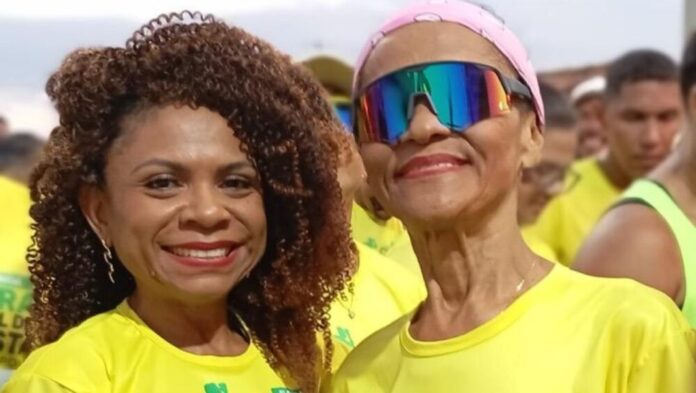 Grupo de amigas entrega retrato à filha em memória da mãe corredora que participaria da Corrida da Câmara de Boa Vista